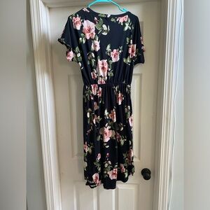 Maternity floral dress size medium WITH POCKETS!